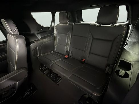 Used 2023 Chevrolet Suburban Premier image 28