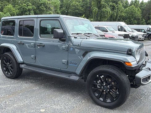 Used 2025 Jeep Wrangler Unlimited Sahara AWD/4WD image 5