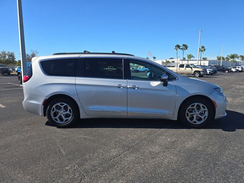 Used 2023 Chrysler Pacifica Limited image 3