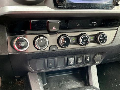 Used 2018 Toyota Tacoma TRD Sport AWD/4WD image 14