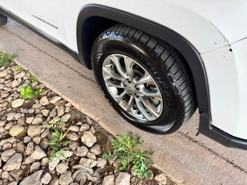 Used 2019 Jeep Cherokee Latitude Plus FWD image 27