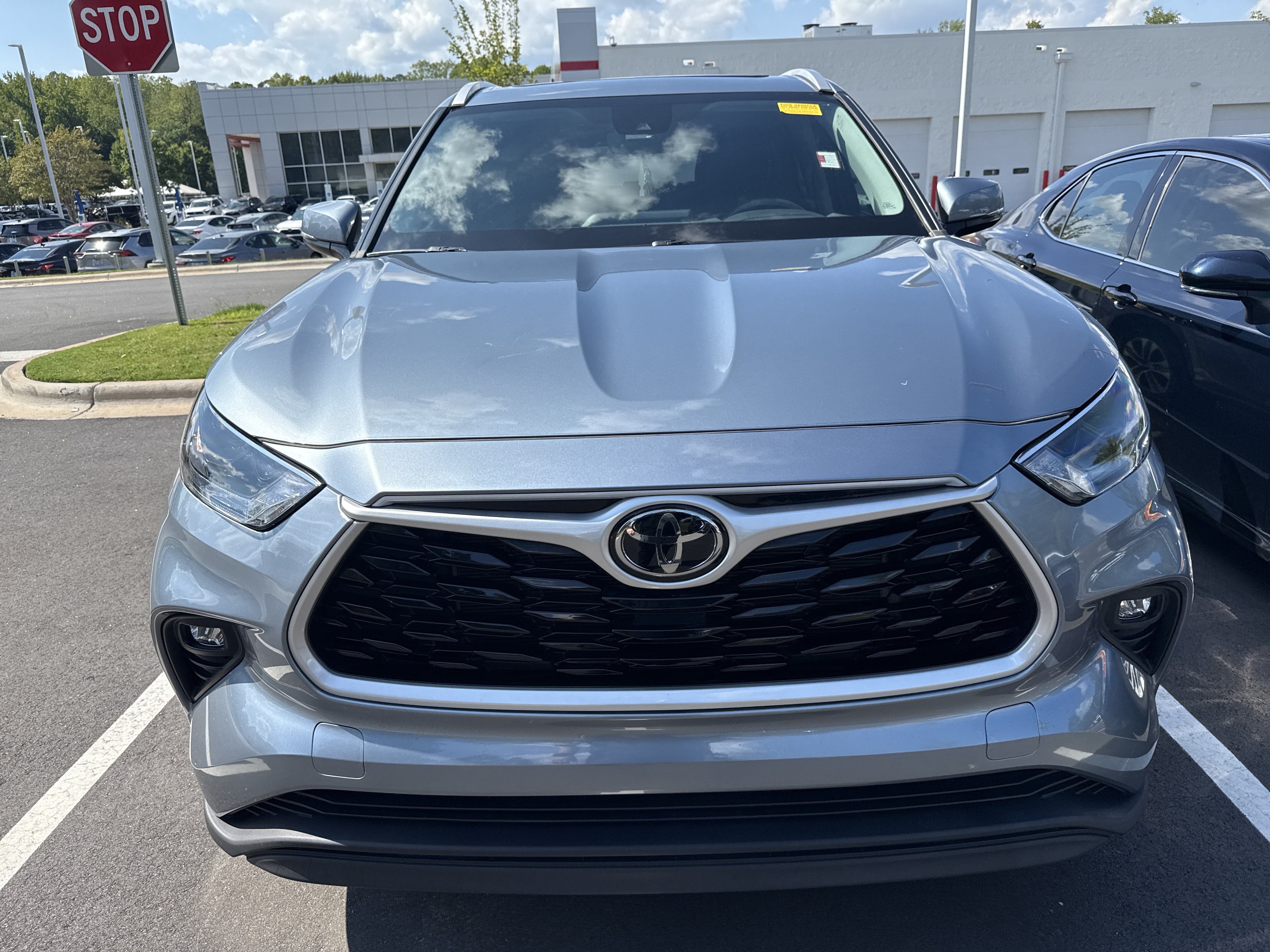 Used 2022 Toyota Highlander XLE FWD image 3