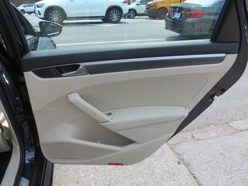 Used 2017 Volkswagen Passat 1.8T R-Line FWD image 28