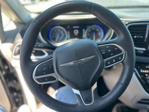 Used 2023 Chrysler Pacifica Touring-L FWD image 13
