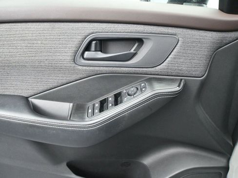 Used 2021 Nissan Rogue S AWD/4WD image 5
