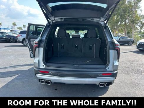 Used 2025 Chevrolet Traverse LT FWD image 17