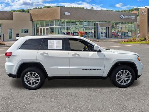 Used 2021 Jeep Grand Cherokee Laredo image 2