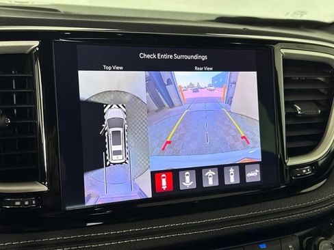 Certified 2024 Chrysler Pacifica Limited FWD image 19