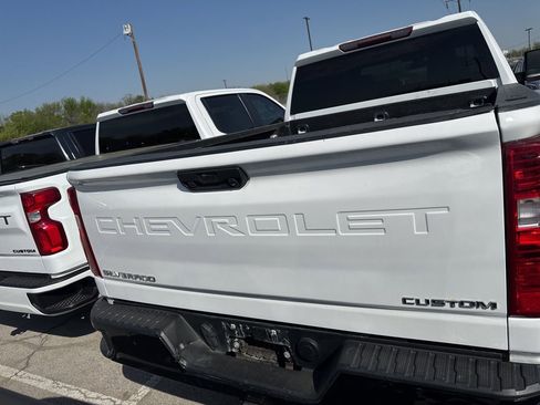 Used 2022 Chevrolet Silverado 2500 Custom w/ Custom Value Package image 6