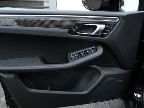 Used 2025 Porsche Macan image 12