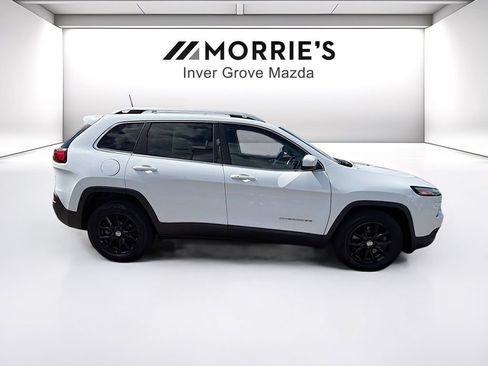 Used 2018 Jeep Cherokee Latitude Plus w/ Cold Weather Group FWD image 4
