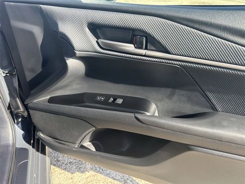 Used 2025 Toyota Camry SE image 32