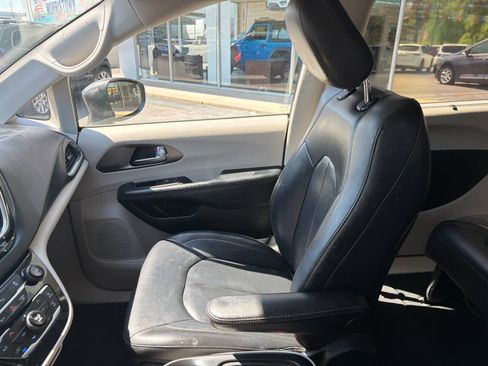 Used 2020 Chrysler Pacifica Touring-L image 29