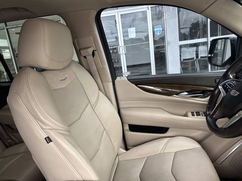 Used 2020 Cadillac Escalade Luxury RWD image 12