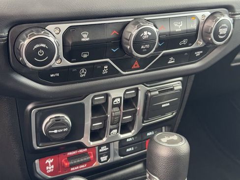 Used 2025 Jeep Wrangler Unlimited Rubicon AWD/4WD image 19
