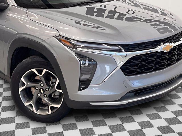 Used 2025 Chevrolet Trax LT w/ LT Convenience Package FWD image 27
