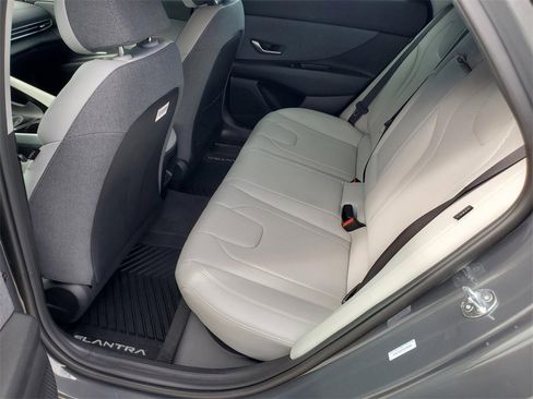 Used 2025 Hyundai Elantra Limited image 16