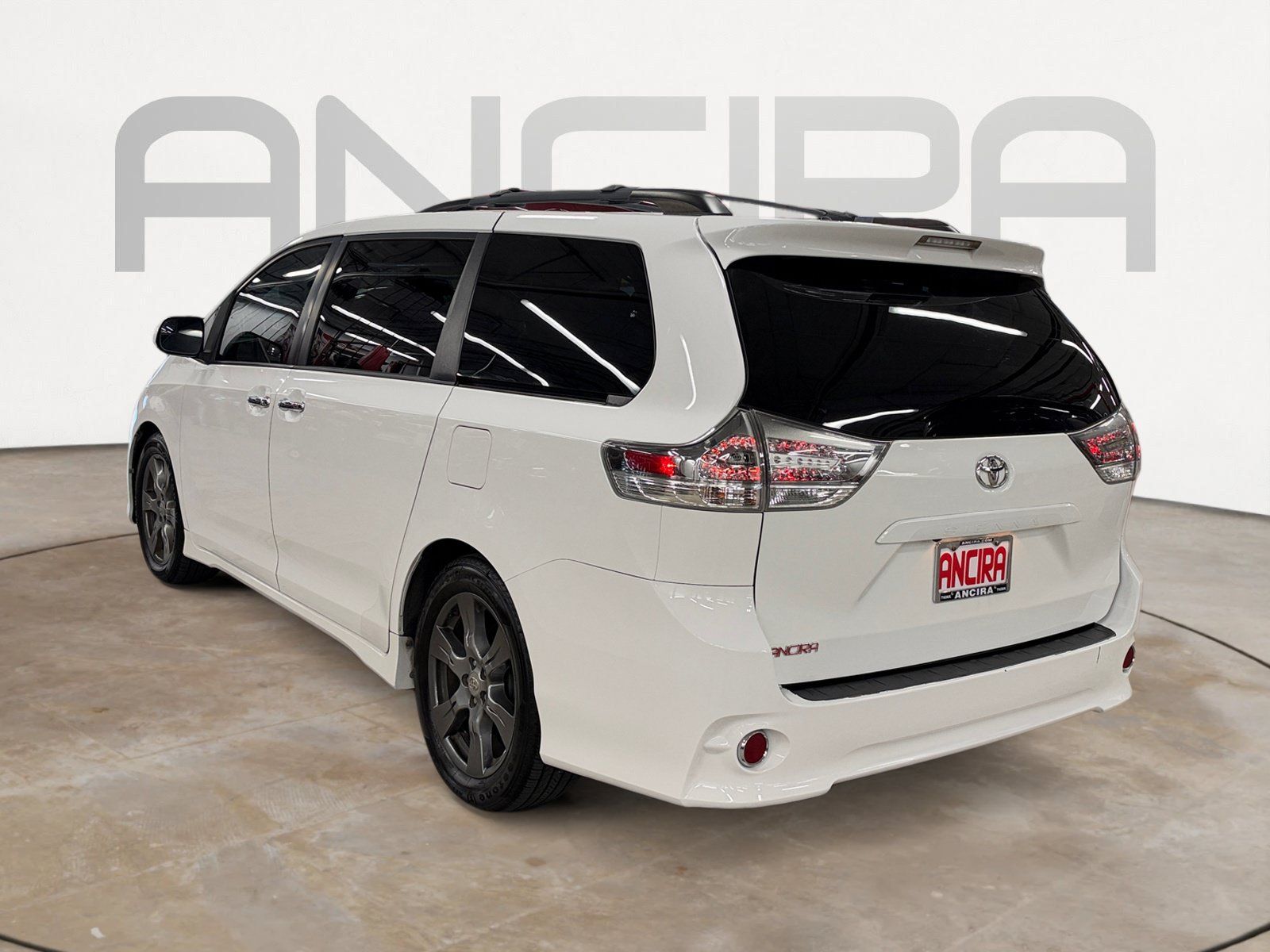 Used 2017 Toyota Sienna SE FWD image 8