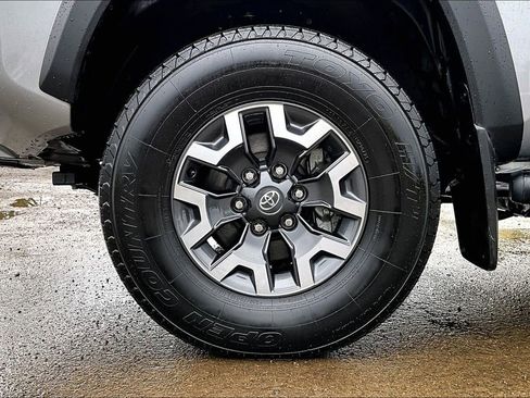 Used 2021 Toyota Tacoma TRD Off-Road w/ Technology Package image 12