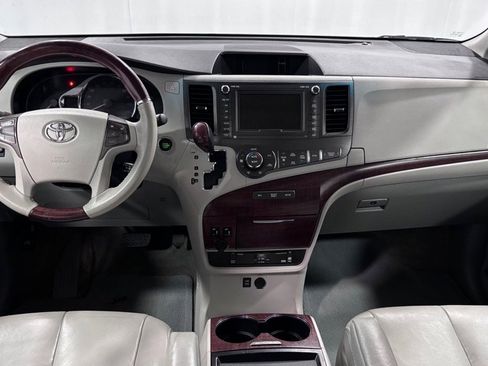 Used 2011 Toyota Sienna Limited w/ Premium Pkg image 10