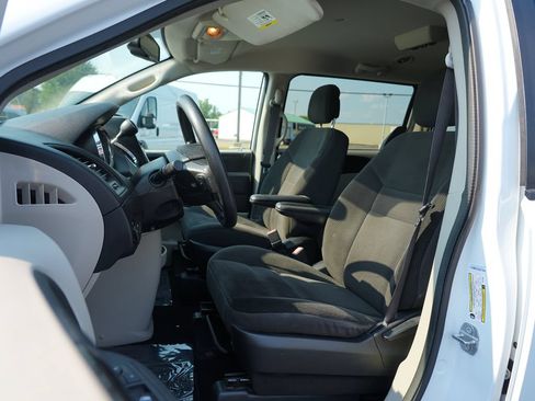 Used 2018 Dodge Grand Caravan SE w/ UConnect Hands-Free Group FWD image 12
