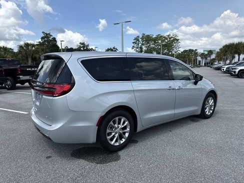 Used 2026 Chrysler Pacifica Limited FWD image 3