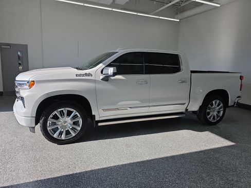 Used 2022 Chevrolet Silverado 1500 High Country w/ Technology Package image 2