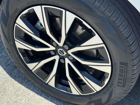 Certified 2025 Volvo XC60 B5 Plus AWD/4WD image 9
