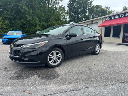 Used 2018 Chevrolet Cruze LT w/ Convenience Package FWD image 3