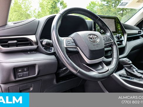 Used 2024 Toyota Highlander LE FWD image 21