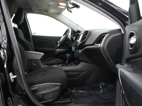 Used 2019 Jeep Cherokee Latitude w/ Cold Weather Group AWD/4WD image 11