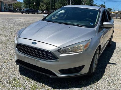 Used 2017 Ford Focus SE FWD image 2