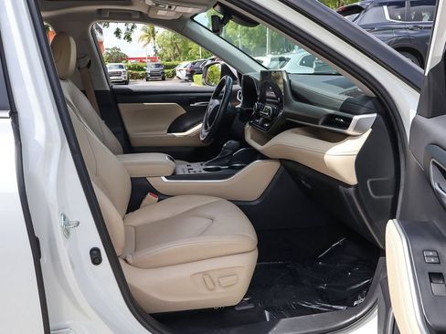Used 2023 Toyota Highlander XLE FWD image 28