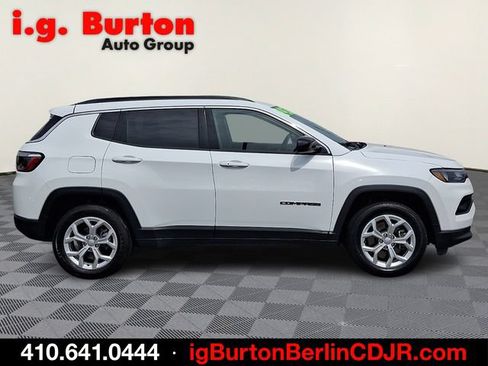 Used 2024 Jeep Compass Latitude AWD/4WD image 7