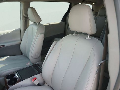Used 2013 Toyota Sienna XLE FWD image 10