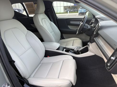 Certified 2023 Volvo XC40 B5 Plus AWD/4WD image 35