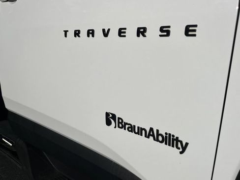 Used 2022 Chevrolet Traverse RS FWD image 30
