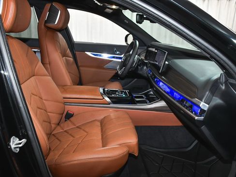 Used 2025 BMW 760i xDrive image 66