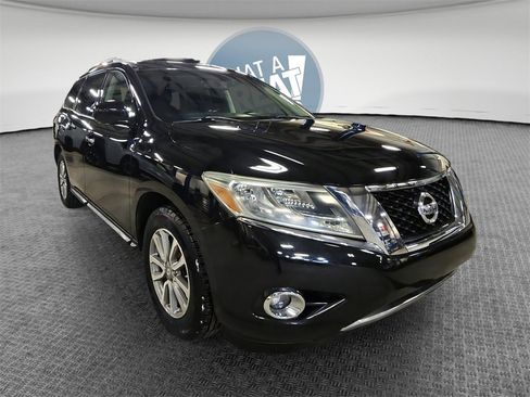 Used 2015 Nissan Pathfinder SV image 1