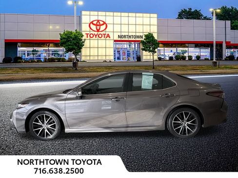 Used 2024 Toyota Camry SE image 2