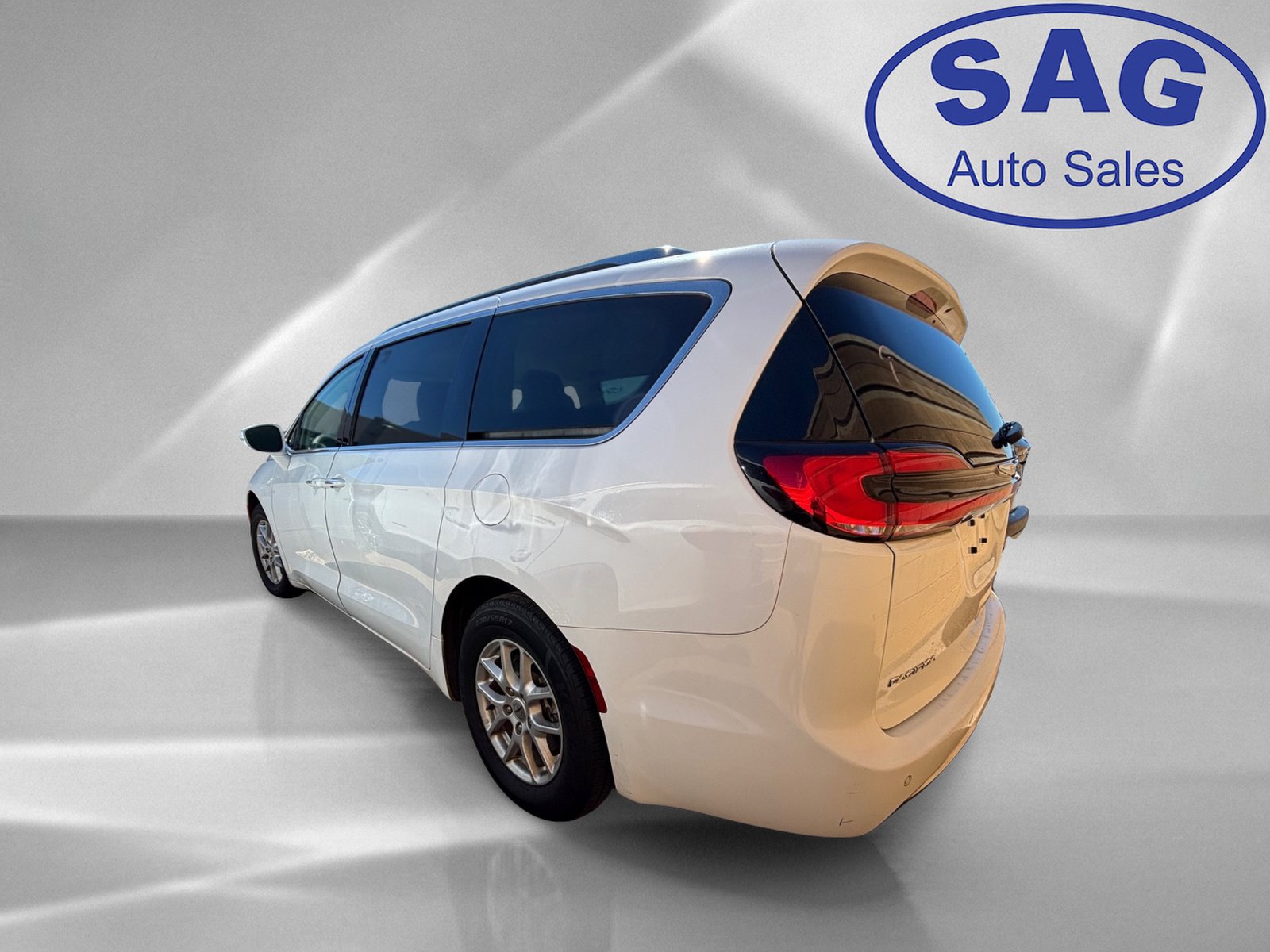 Used 2021 Chrysler Pacifica Touring-L FWD image 4