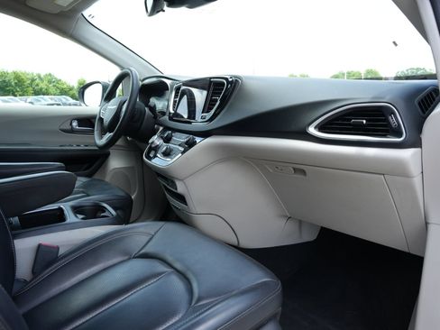 Used 2023 Chrysler Pacifica Touring-L FWD image 22