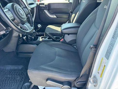 Used 2016 Jeep Wrangler Unlimited Sahara w/ Connectivity Group AWD/4WD image 13