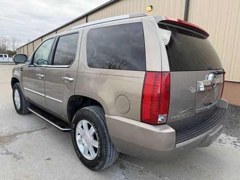 Used 2007 Cadillac Escalade AWD w/ Climate Package image 16