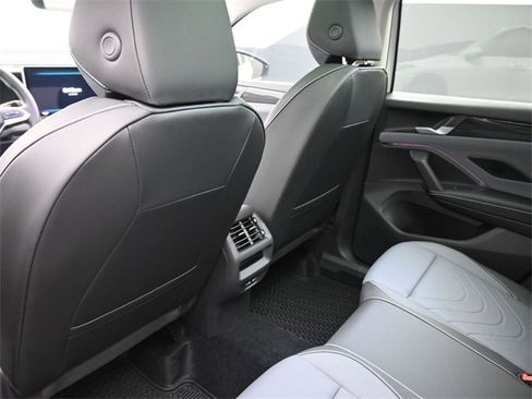 New 2025 Volkswagen Tiguan SE image 10