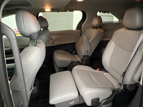 Used 2022 Toyota Sienna Limited FWD image 15