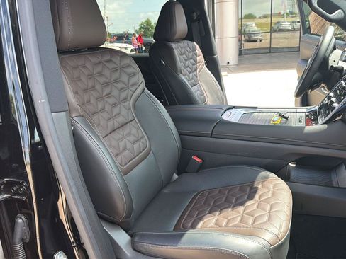Used 2025 Nissan Armada Platinum Reserve AWD/4WD image 20