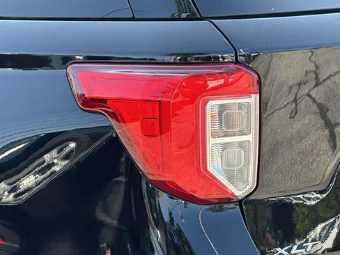 Used 2022 Ford Explorer XLT w/ Equipment Group 202A image 9