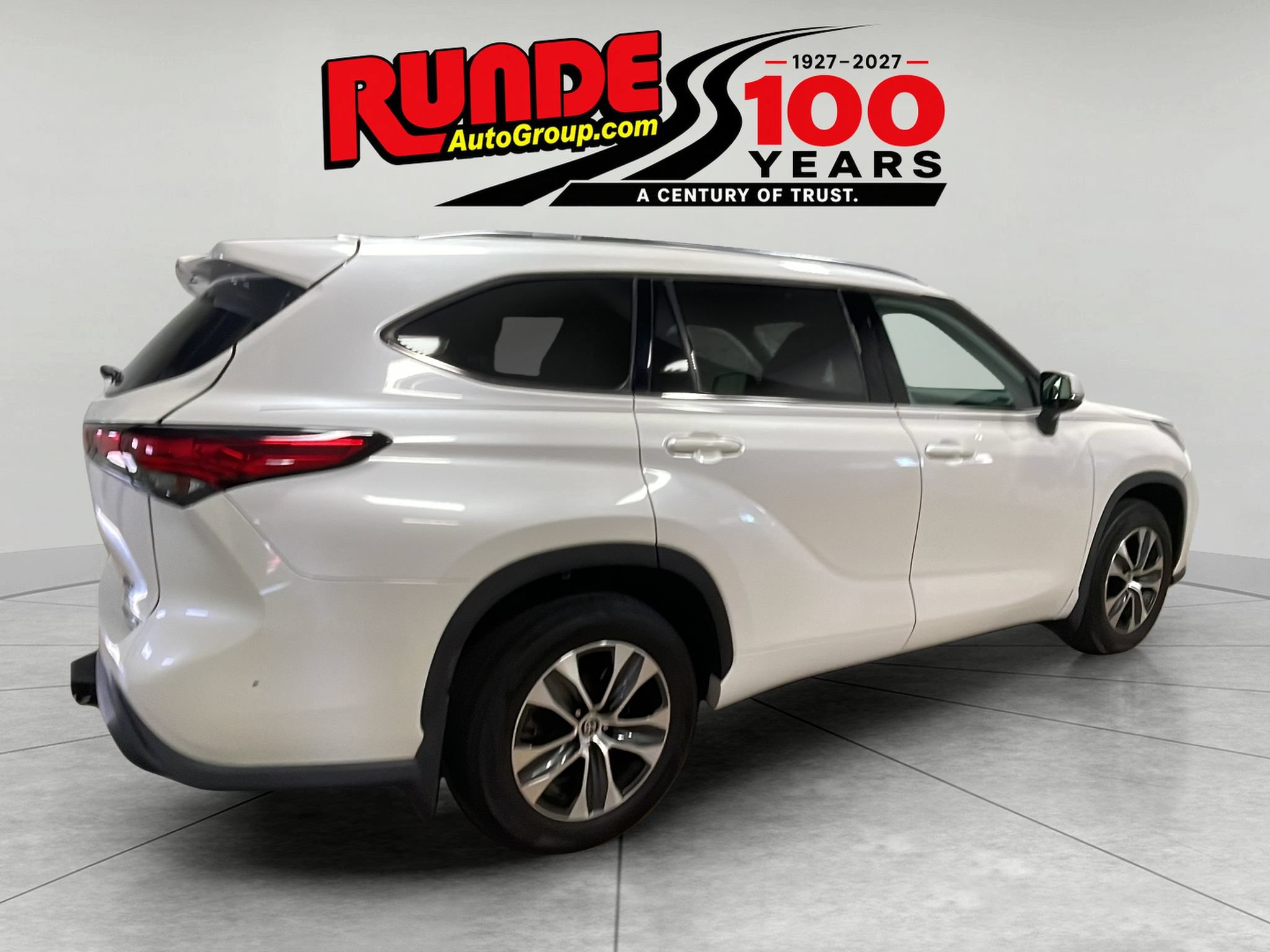 Used 2021 Toyota Highlander XLE AWD/4WD image 5