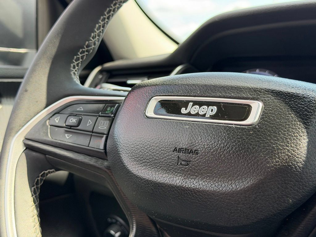 Used 2023 Jeep Grand Cherokee Laredo AWD/4WD image 17
